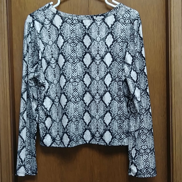 Snake skin print 3/4 sleeve top - Picture 3 of 4
